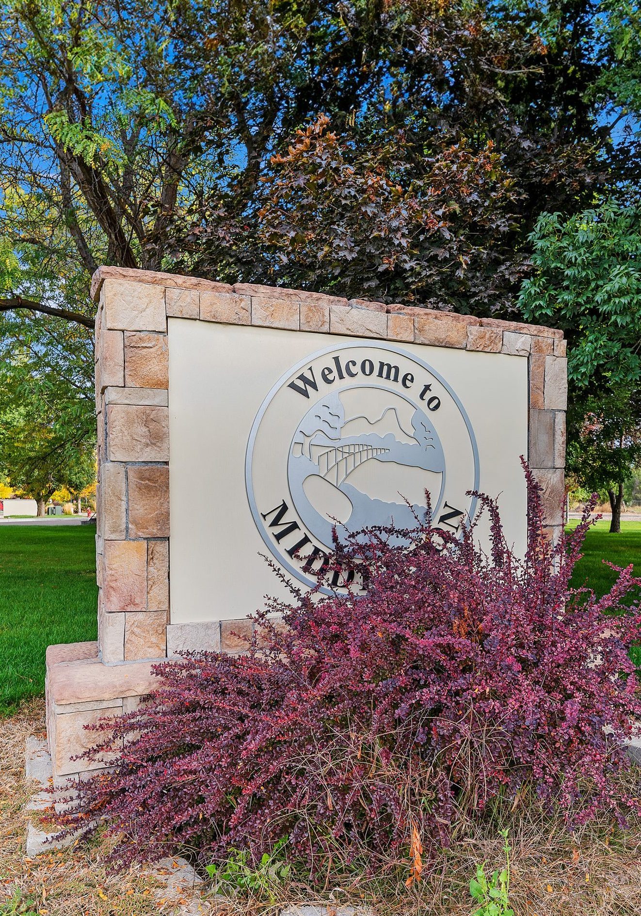 Welcome to Middleton sign with foliage around and mature trees in the background